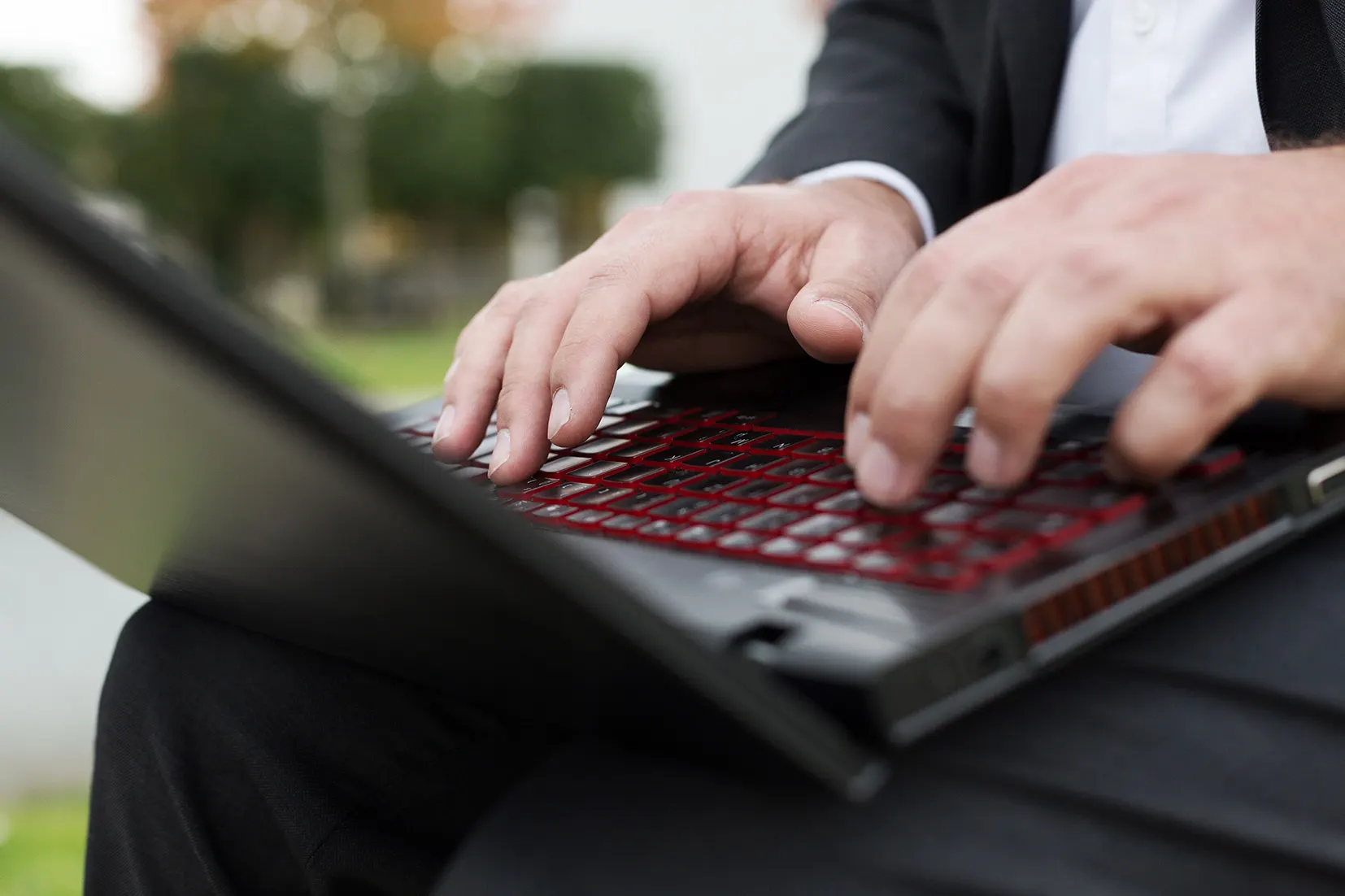 Tobias Kraschewski bei der Arbeit am Laptop